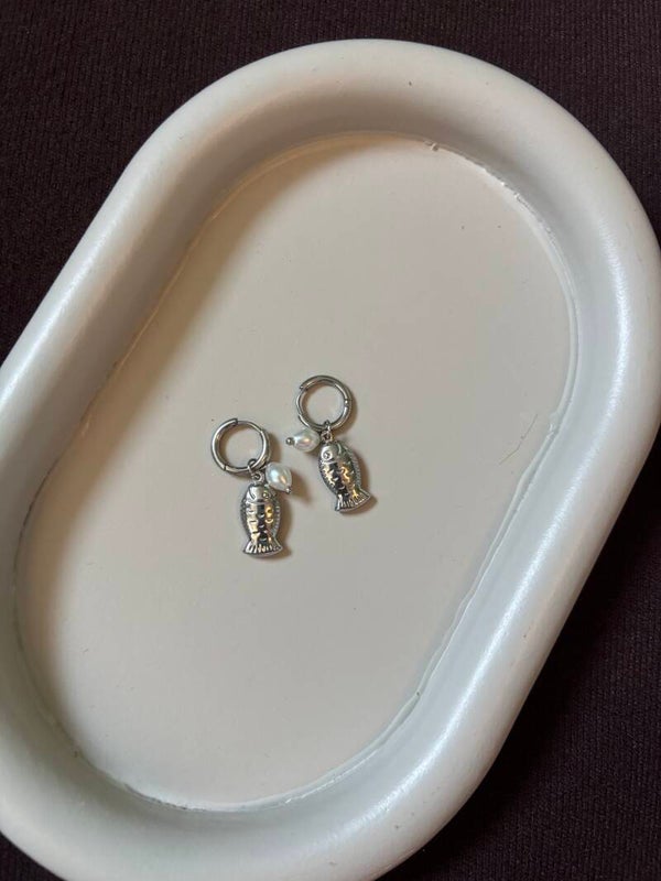Platte vis oorbellen zilver parel