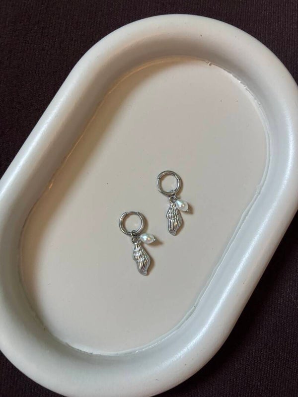 Simple schelp oorbellen parel zilver