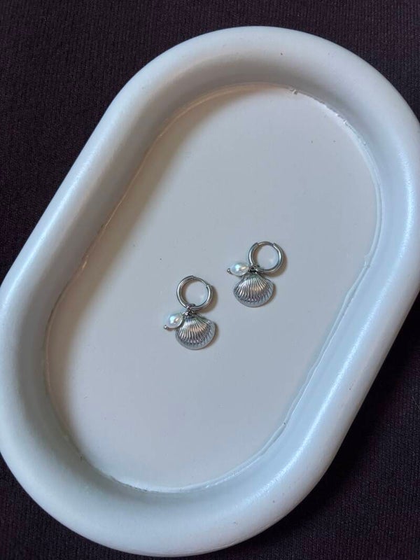 Kleine schelp parel oorbellen zilver
