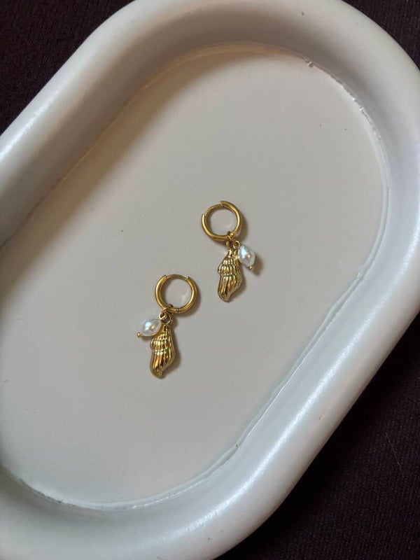 Simple schelp oorbellen parel goud
