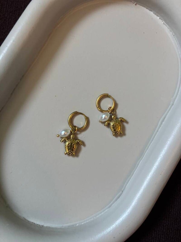 Schildpad parel oorbellen goud