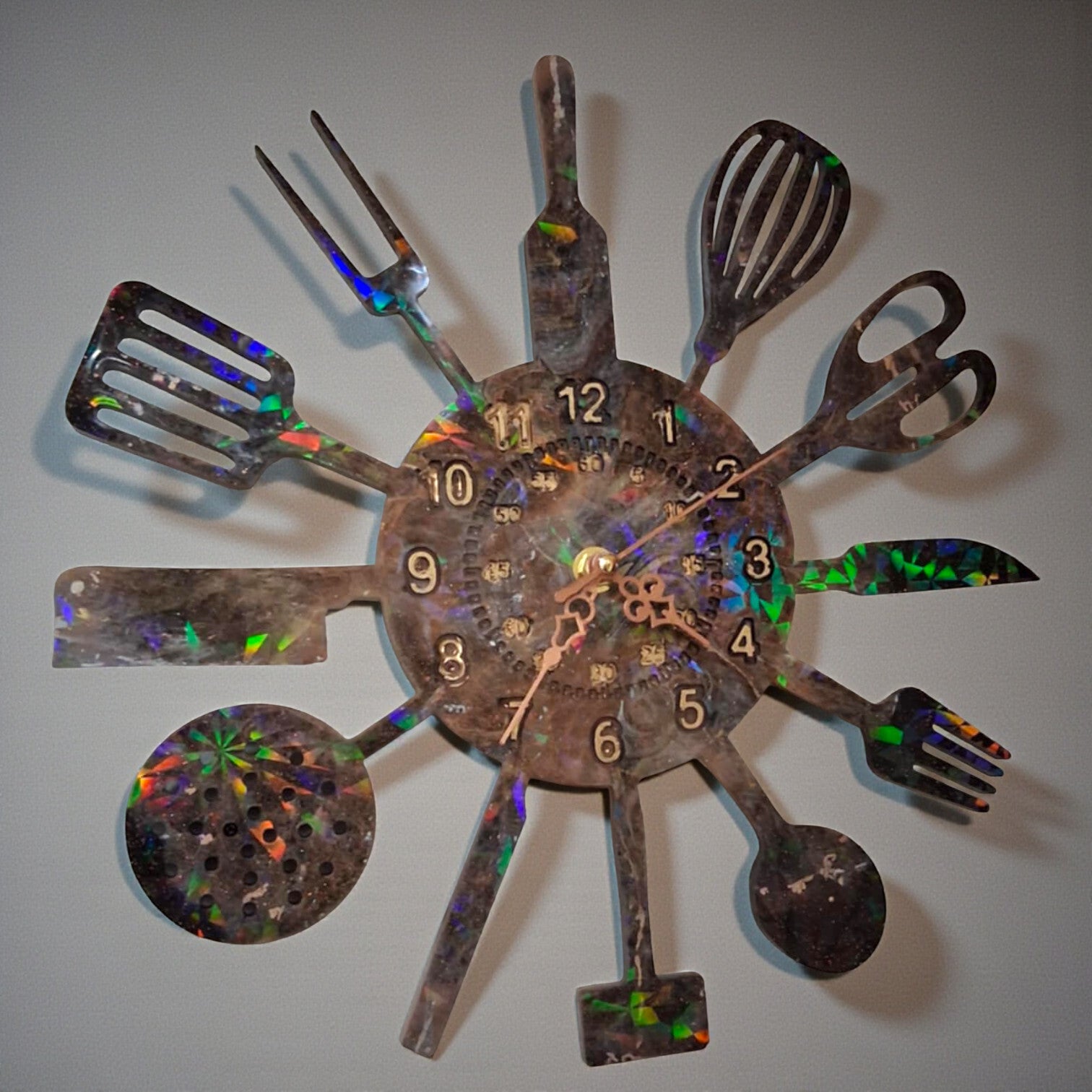 🕒 Horloge murale ustensiles de cuisine – Effet holographique