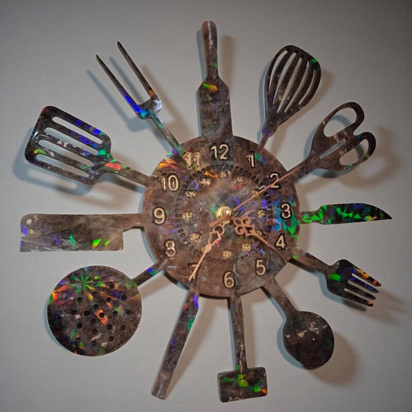 🕒 Horloge murale ustensiles de cuisine – Effet holographique