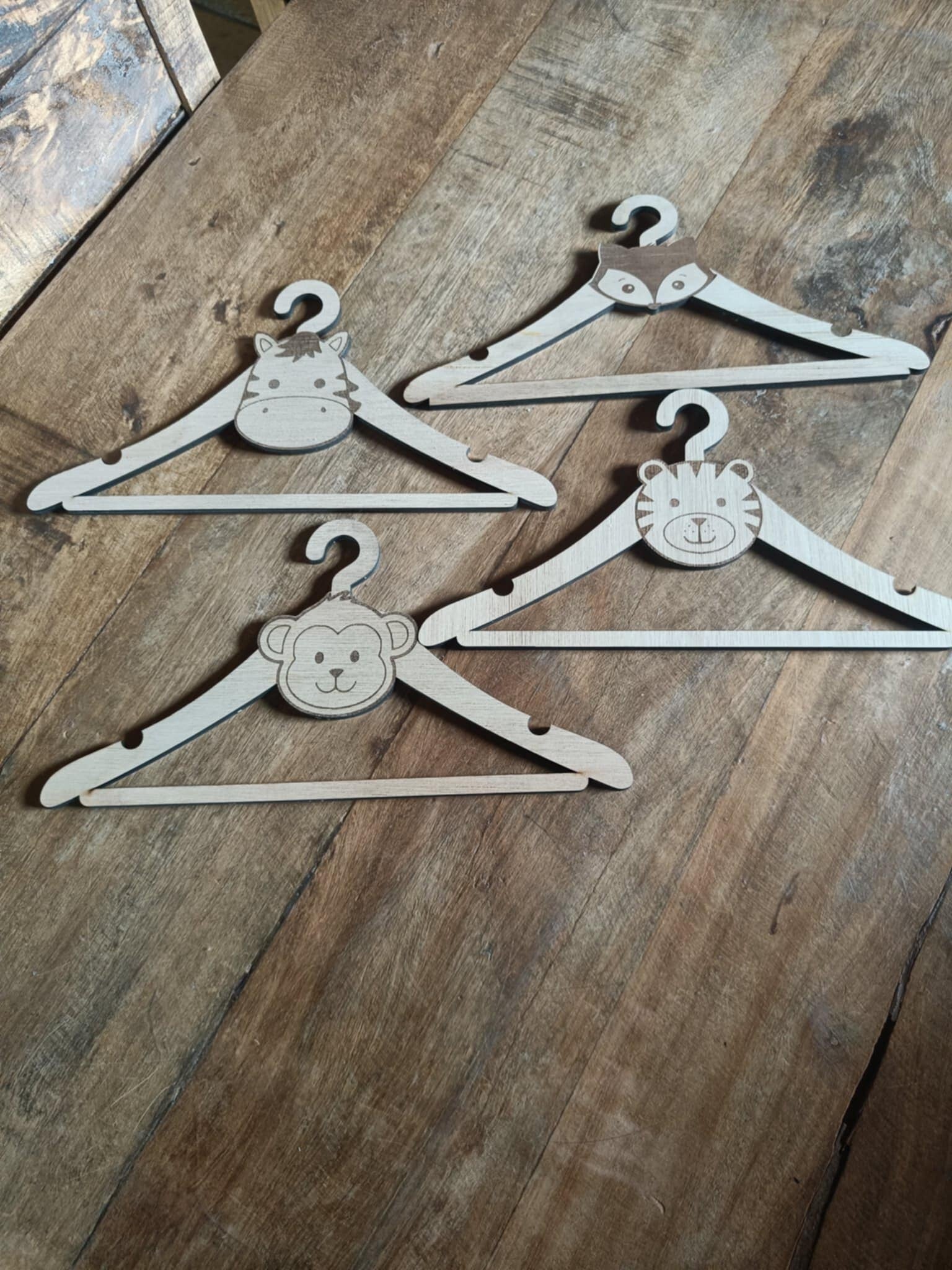 Houten babyhangers