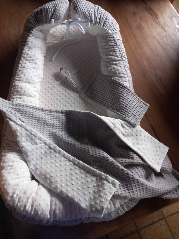 babynestje met bijhorend knuffeldekentje en fopspeenkoord