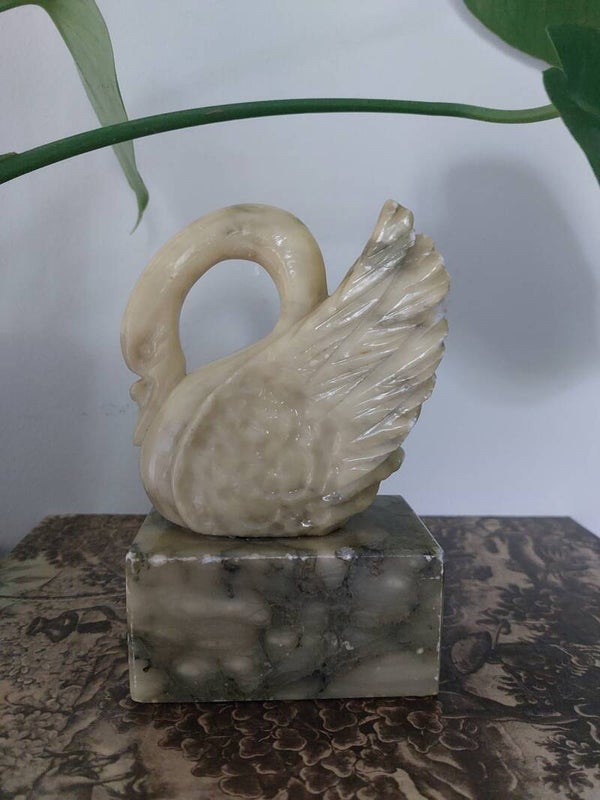 Albast zwaan op sokkel