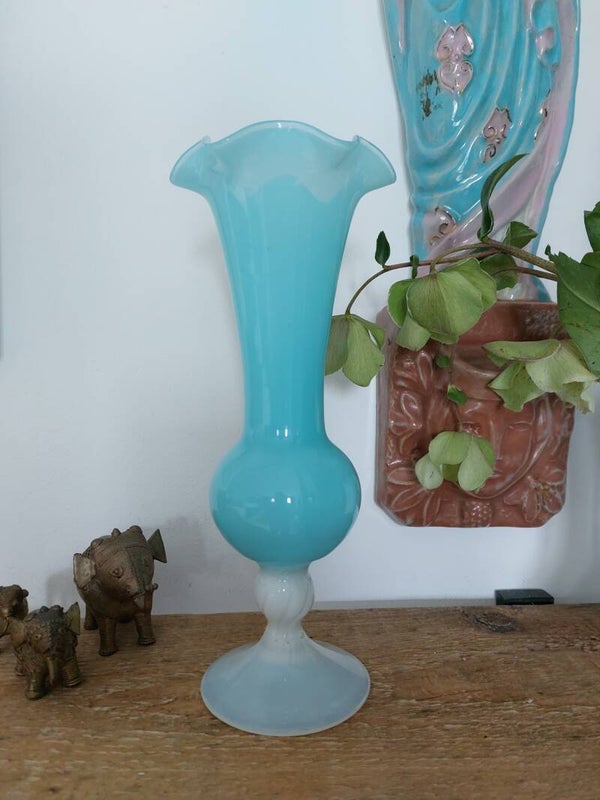 Opaline vaas op voet