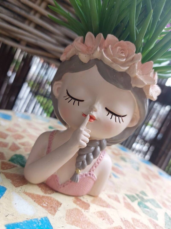 Bloempot meisje bloemenkrans