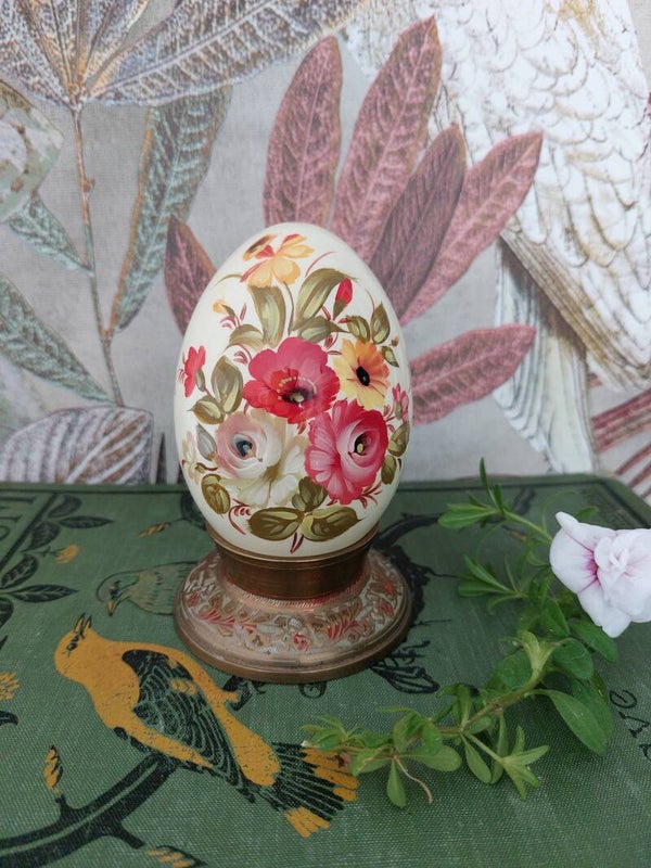 Beschilderd ganzen ei met houder