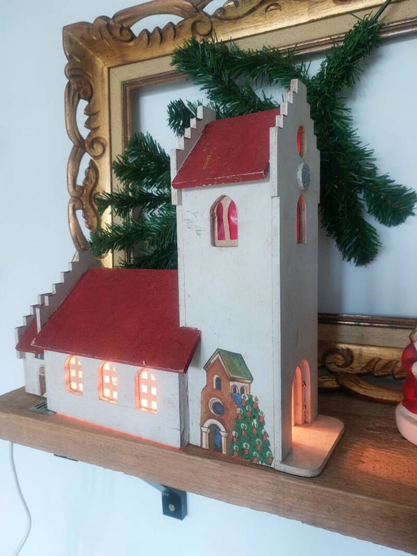 Houten kerk met verlichting