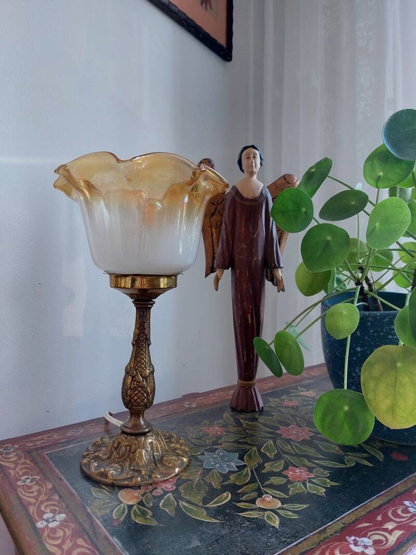 Antiek lampje met glazen kap