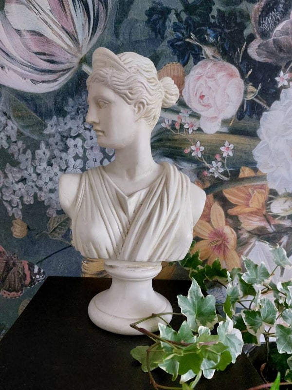 Albast Buste Godin van de jacht