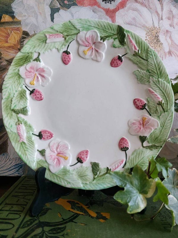 Vintage aardbeien barbotine bord