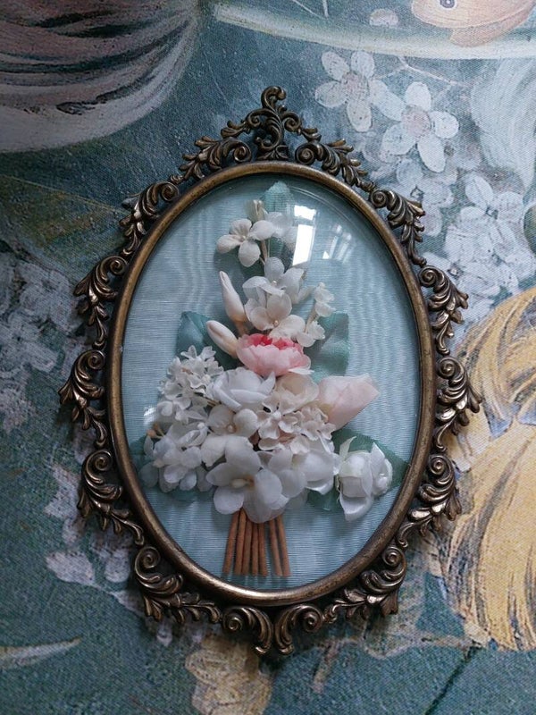 kader met kunstbloemen, bol glas