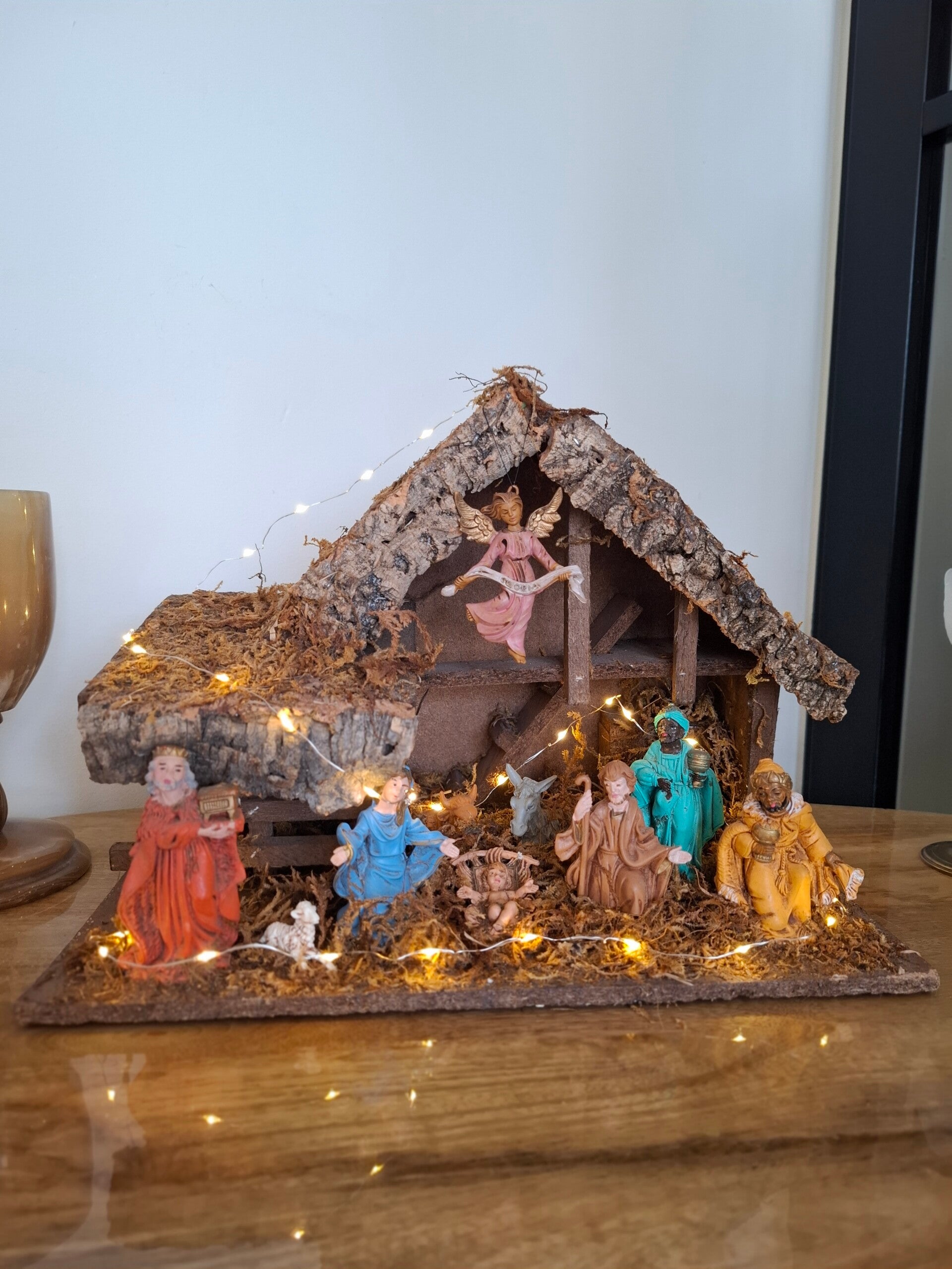 Vintage kerststal met muziekdoos