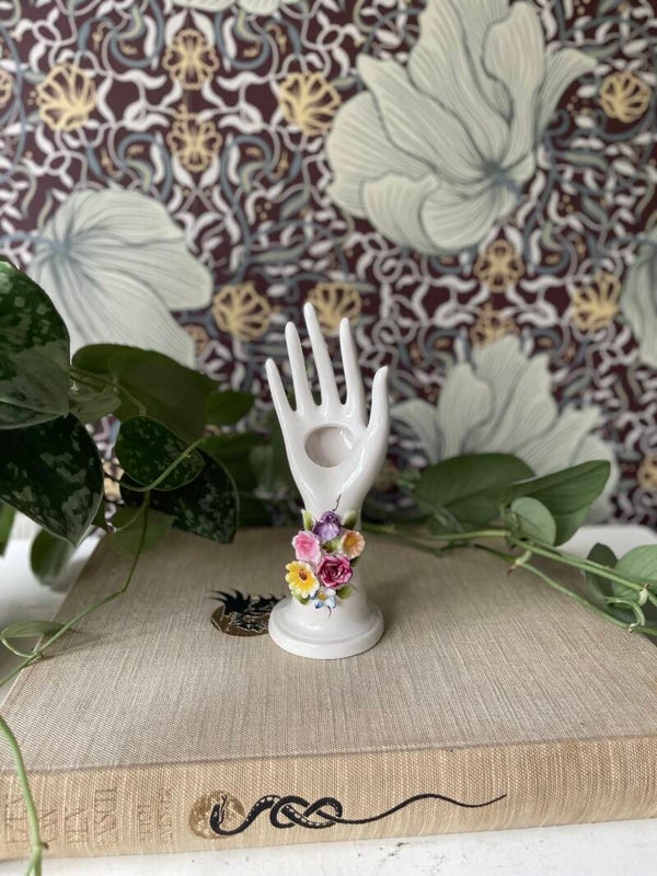 Ringvaasje met bloemen