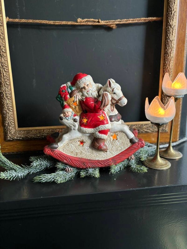 Kerstman op hobbelpaard