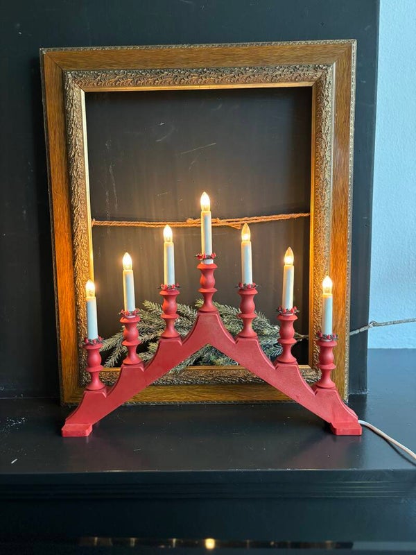 Rode kandelaar met lichtjes