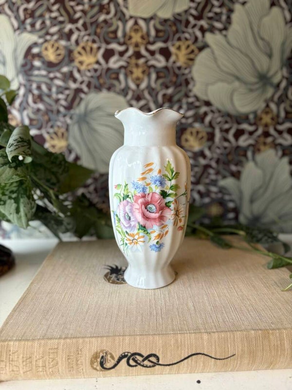 Wit vaasje met bloemen