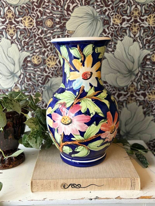 Blauwe vaas met bloemen