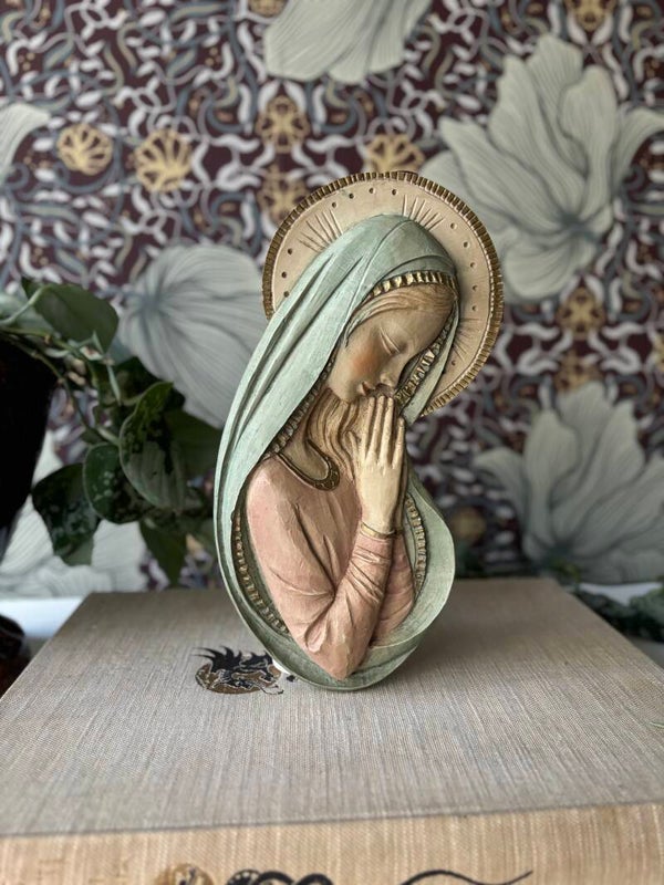 Maria voor aan de muur