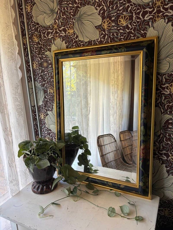 Spiegel met gebloemde lijst