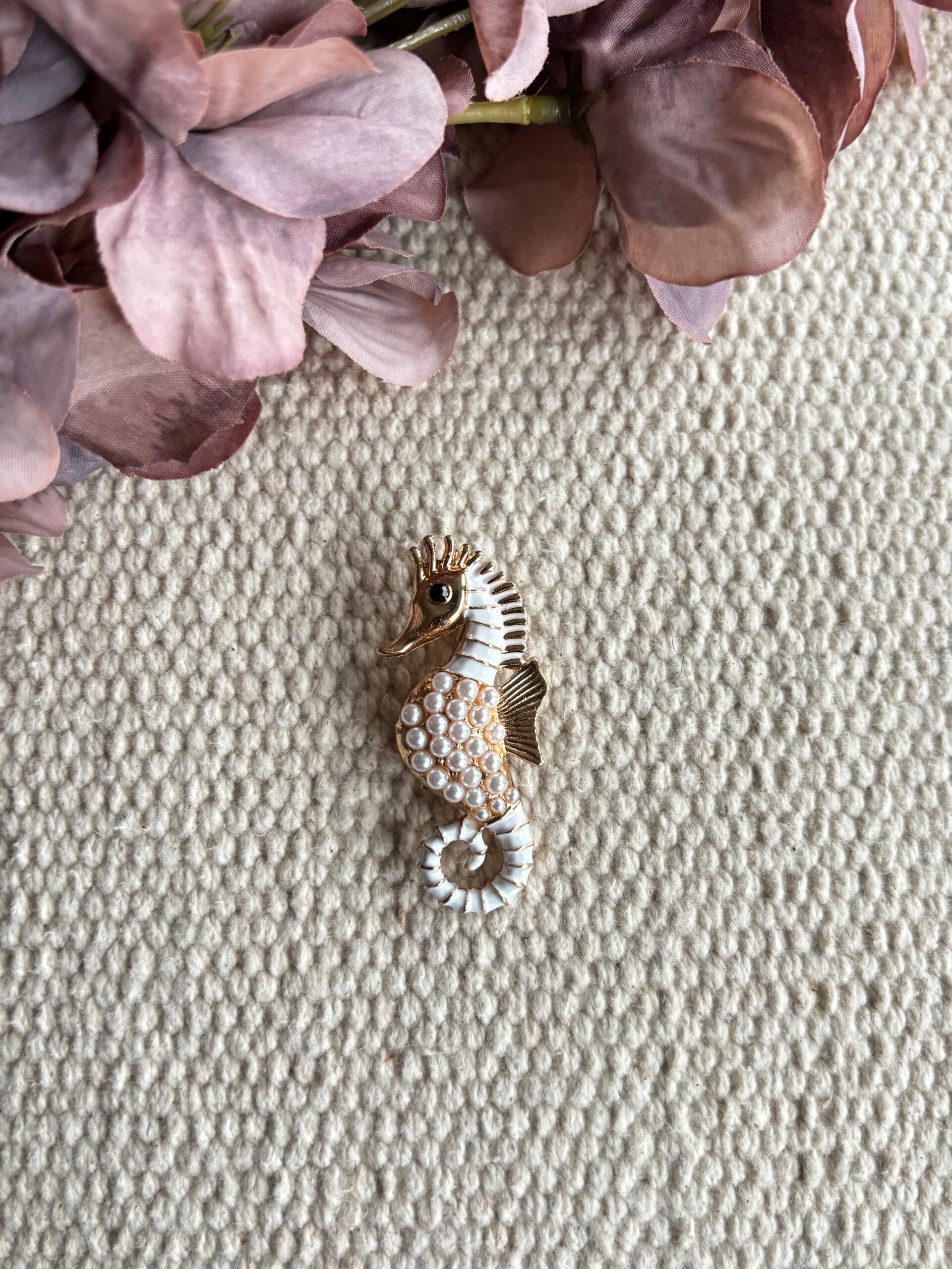 Broche zeepaard parels