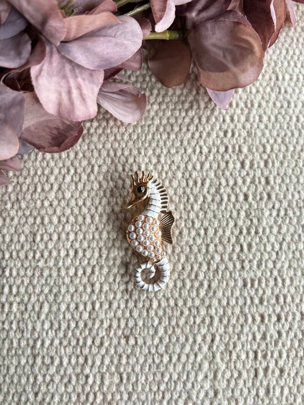 Broche zeepaard parels
