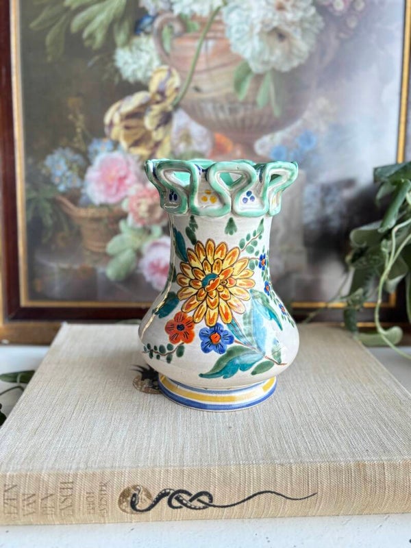 Bloemen vaas met mooie rand