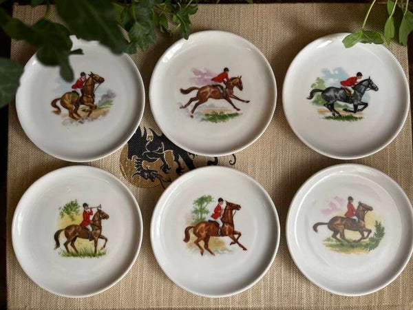 Petit four schaaltjes met ruiters