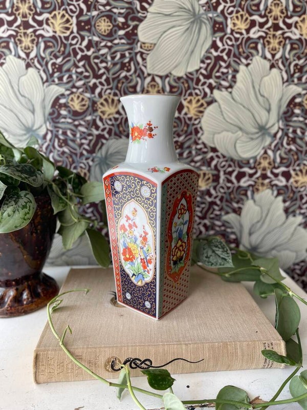 Vierkante Oosterse vaas