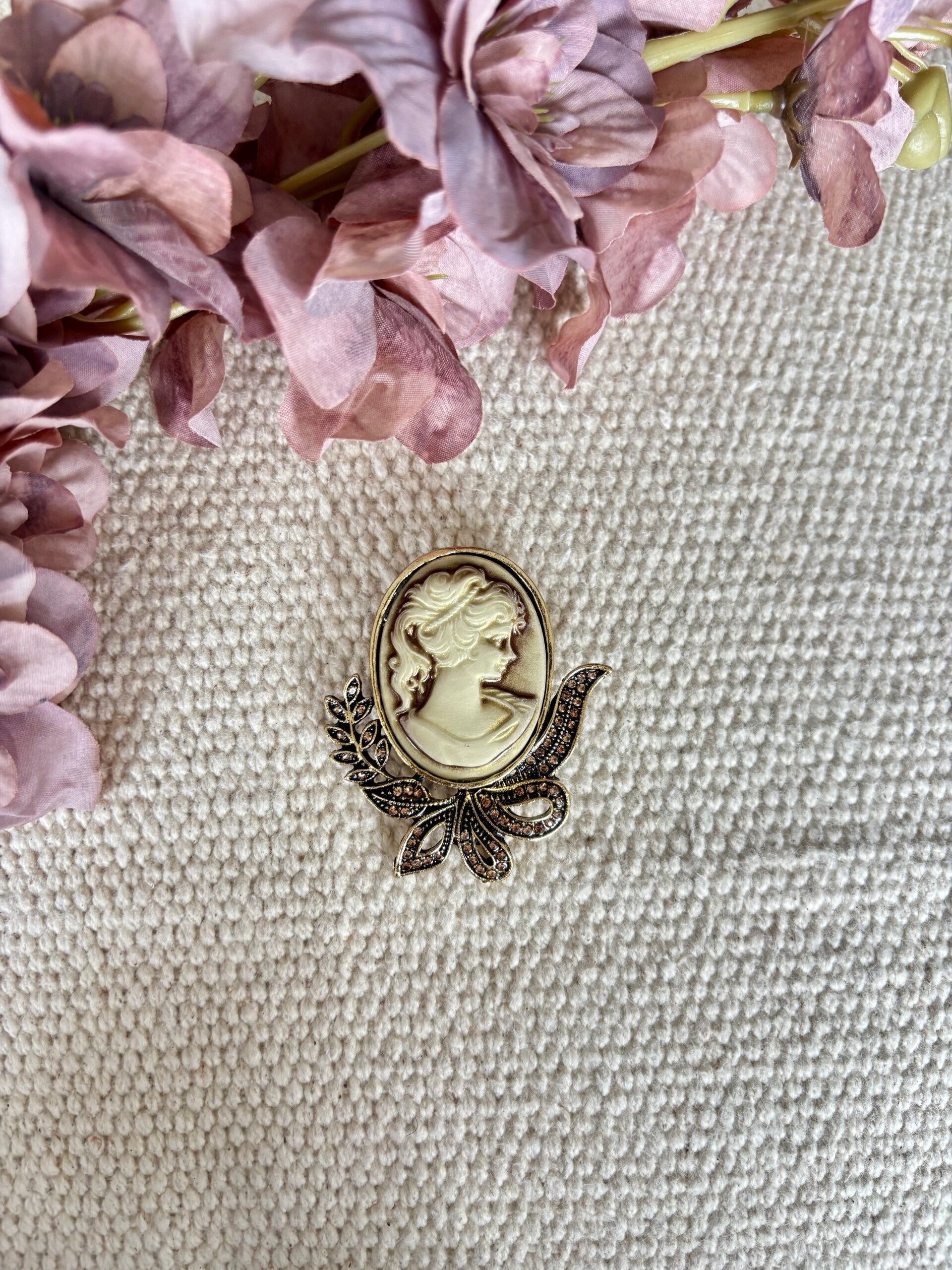 Broche camee met strik