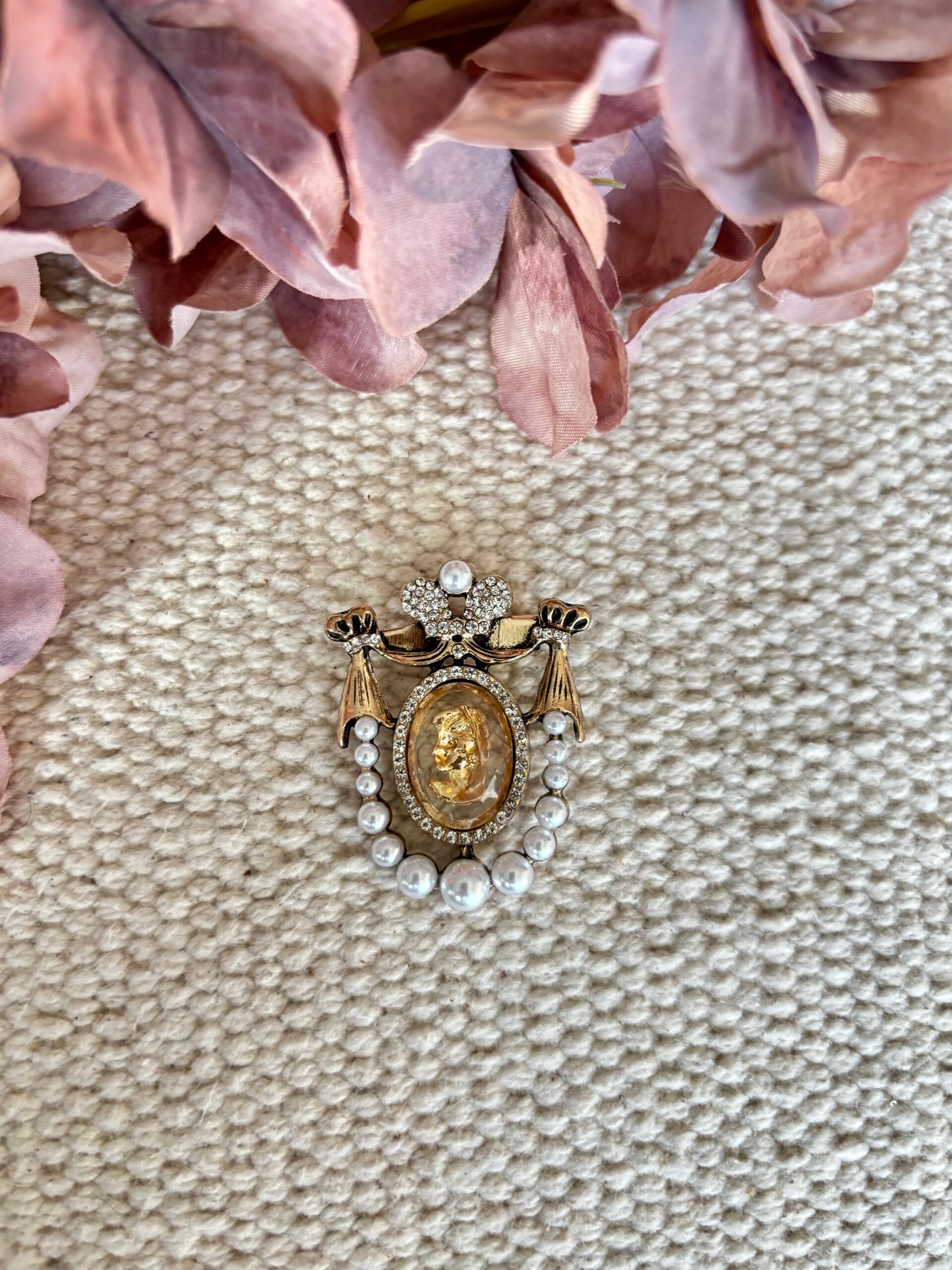 Broche kader met parels