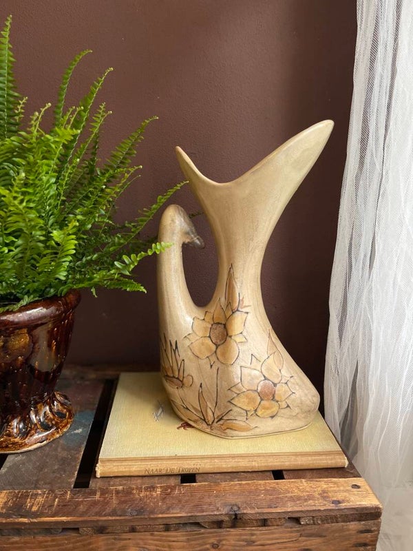 SALE Vaas met zonnebloemen en zwanenkop