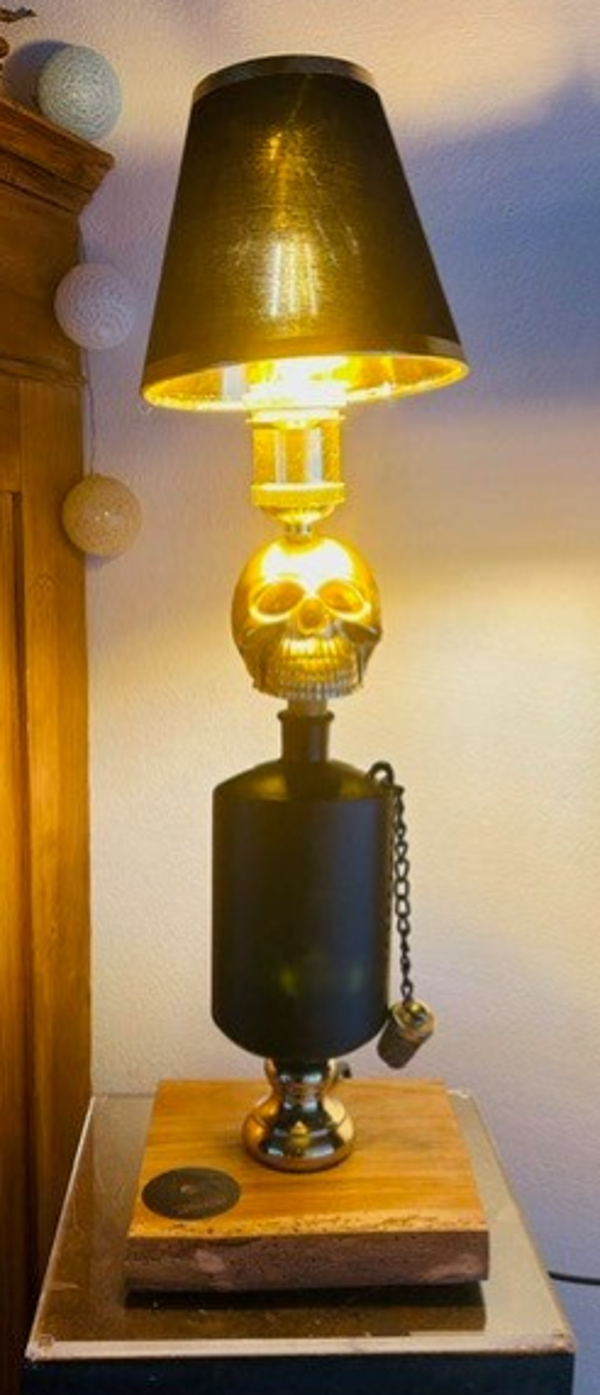 Totenkopf- Tischlampe