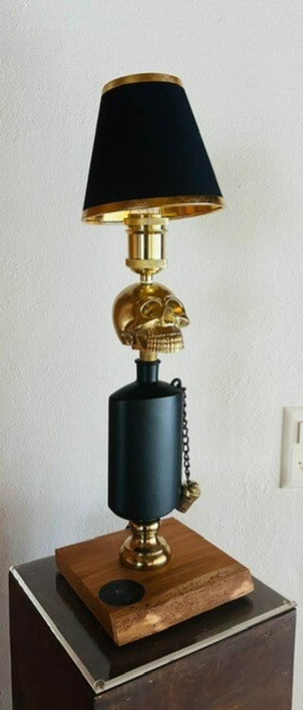 Totenkopf- Tischlampe