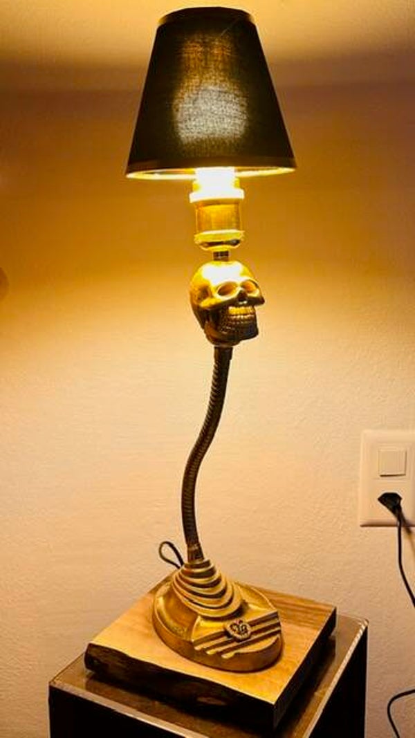 Totenkopf- Tischlampe