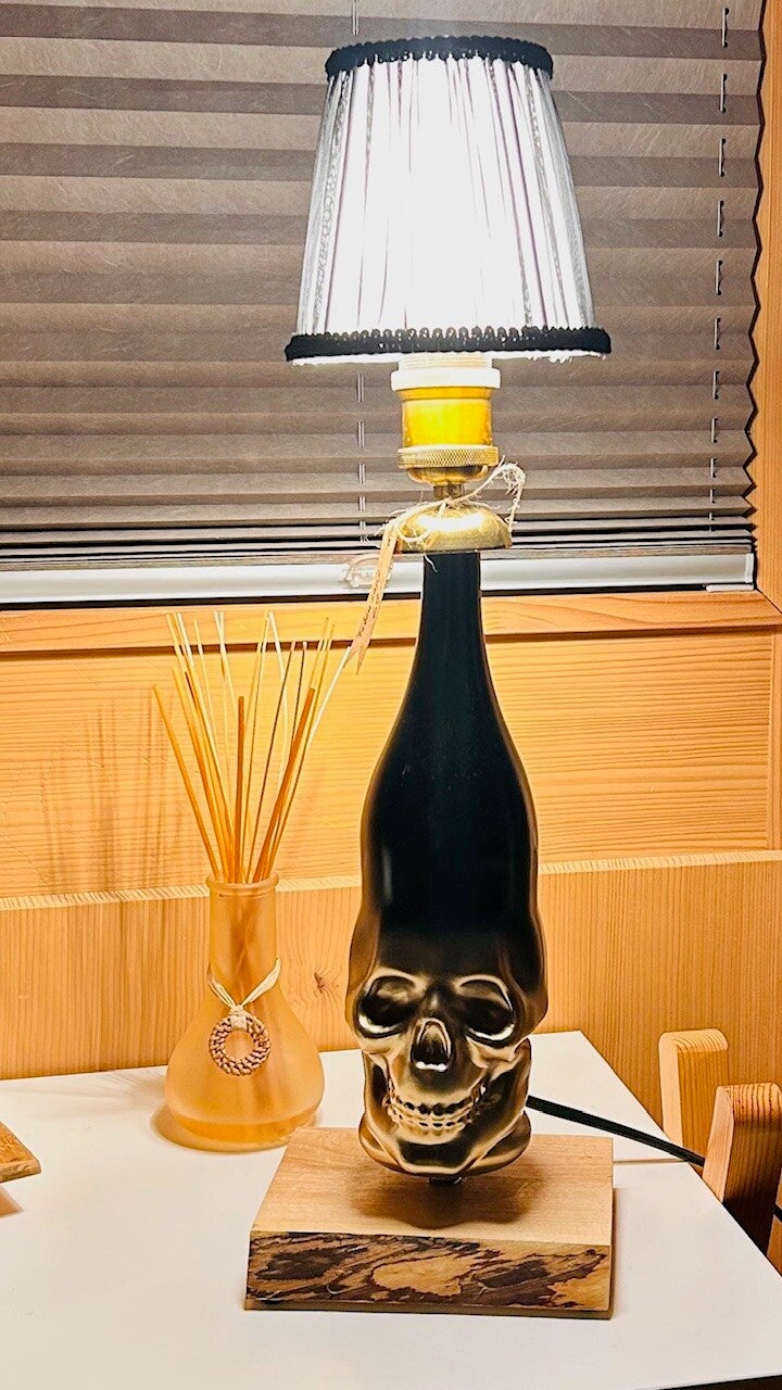 Totenkopf- Tischlampe