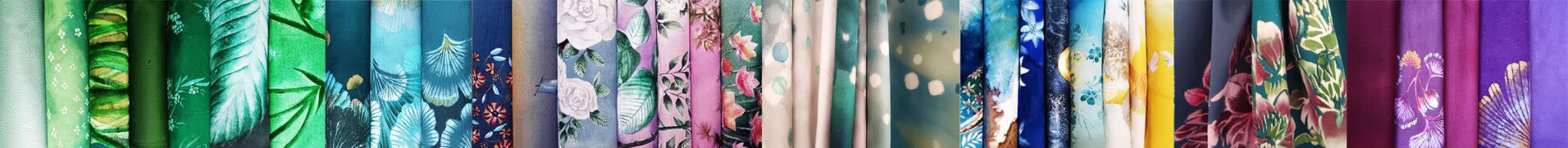 Gamme de rouleaux de tissus allant de la couleur verte au violet