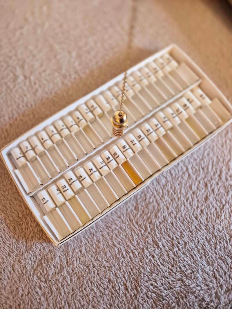 Homeopatische middelen en een pendel, symbolisch voor complementaire therapie en energetisch werken als aanvulling op reguliere zorg in Herkenbosch.