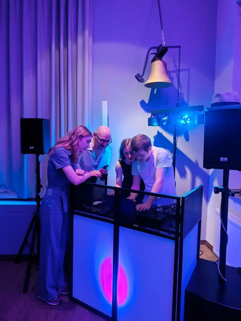Publikum vor einer großen Bühne mit Lautsprechern und beeindruckender Lichttechnik – Eventatmosphäre mit professioneller Audio- und Lichttechnik von Eventglanz Krämer