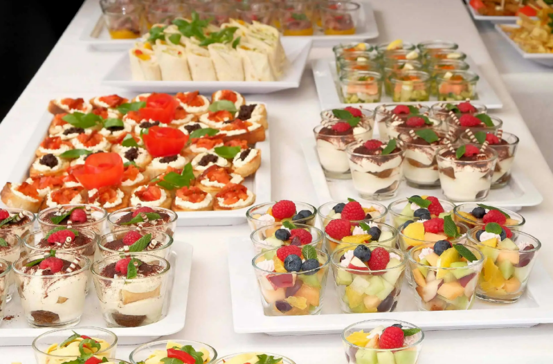 Catering in kleinen Schälchen auf Tabletts – Elegante und köstliche Häppchen für Events und Feiern, bereitgestellt von Eventglanz Krämer und Marinion Catering