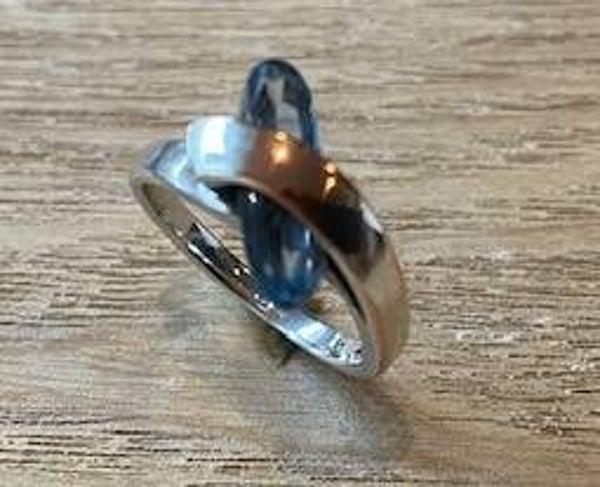 Zilveren ring met transparante blauwe steen met roze gerhodeerd accent