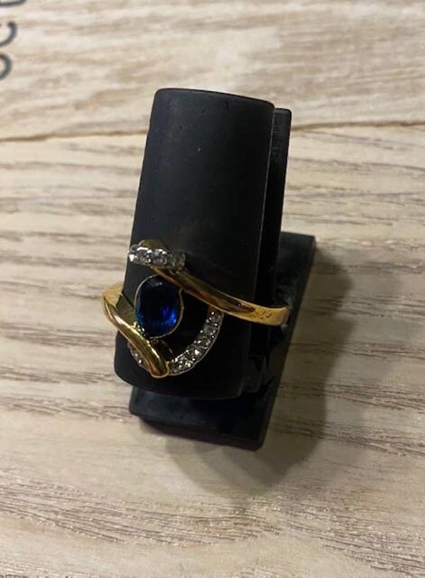 twisted ring verguld 14 karaats met blauw safier kleurige steen met zirconia's