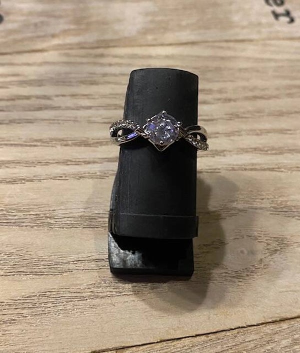 Elegante dames twisted ring  verzilverd met 1 grote zirconia en diverse kleine zirconia's
