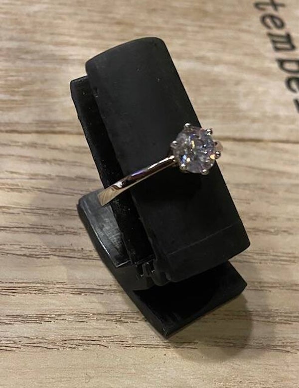 solidaire ring verzilverd met een zirconia