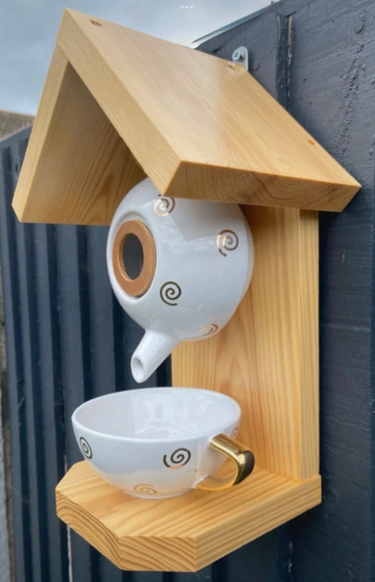 Swirls teapot set garden feature bird feeder