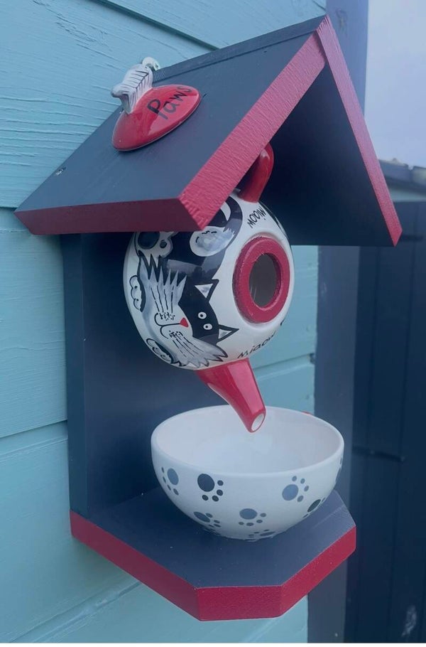 Cat themed teapot set garden feature bird feeder (red trim)