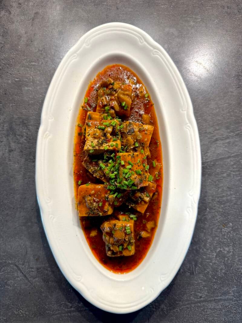 Mapo Tofu (vegetarian) , shiitake, 豆瓣酱(gefermenteerd tuinbonen pasta ), Szechuanpeper 