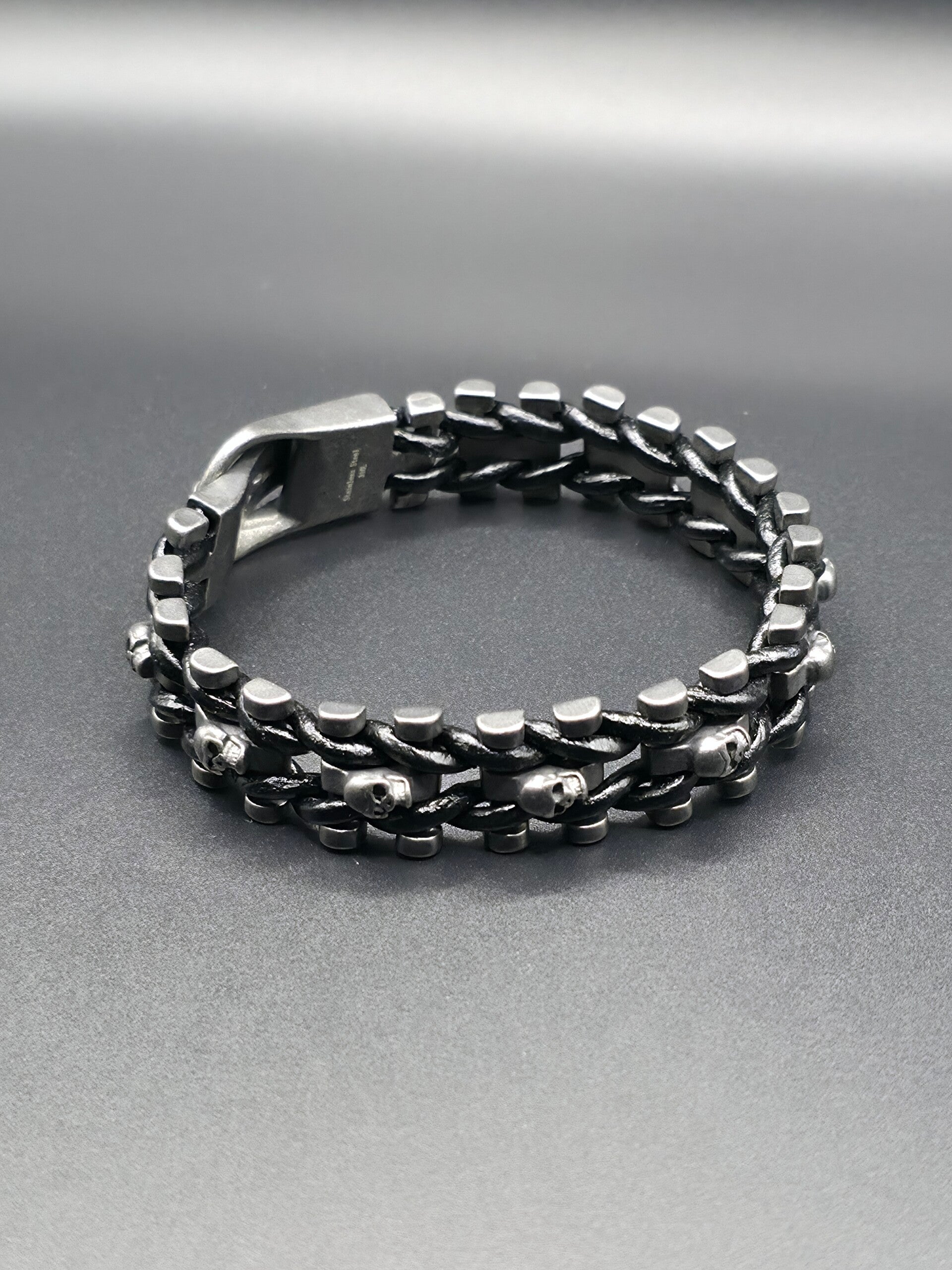 Bracciale in Pelle Intrecciata “Skull Bead” con Teschi Scultorei e Perline Brunite